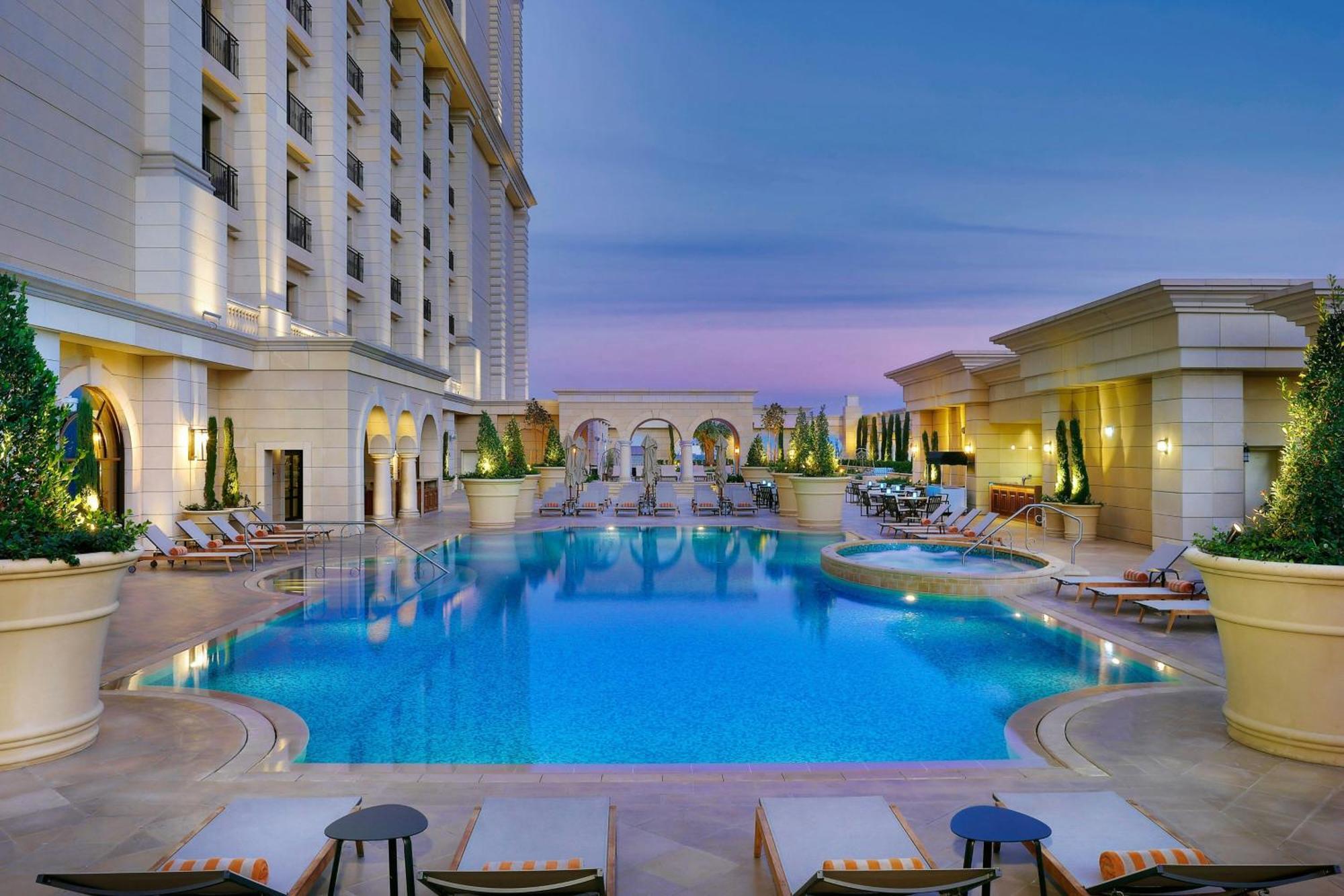 The Ritz-Carlton, Amman Hotel Luaran gambar The swimming pool at the hotel