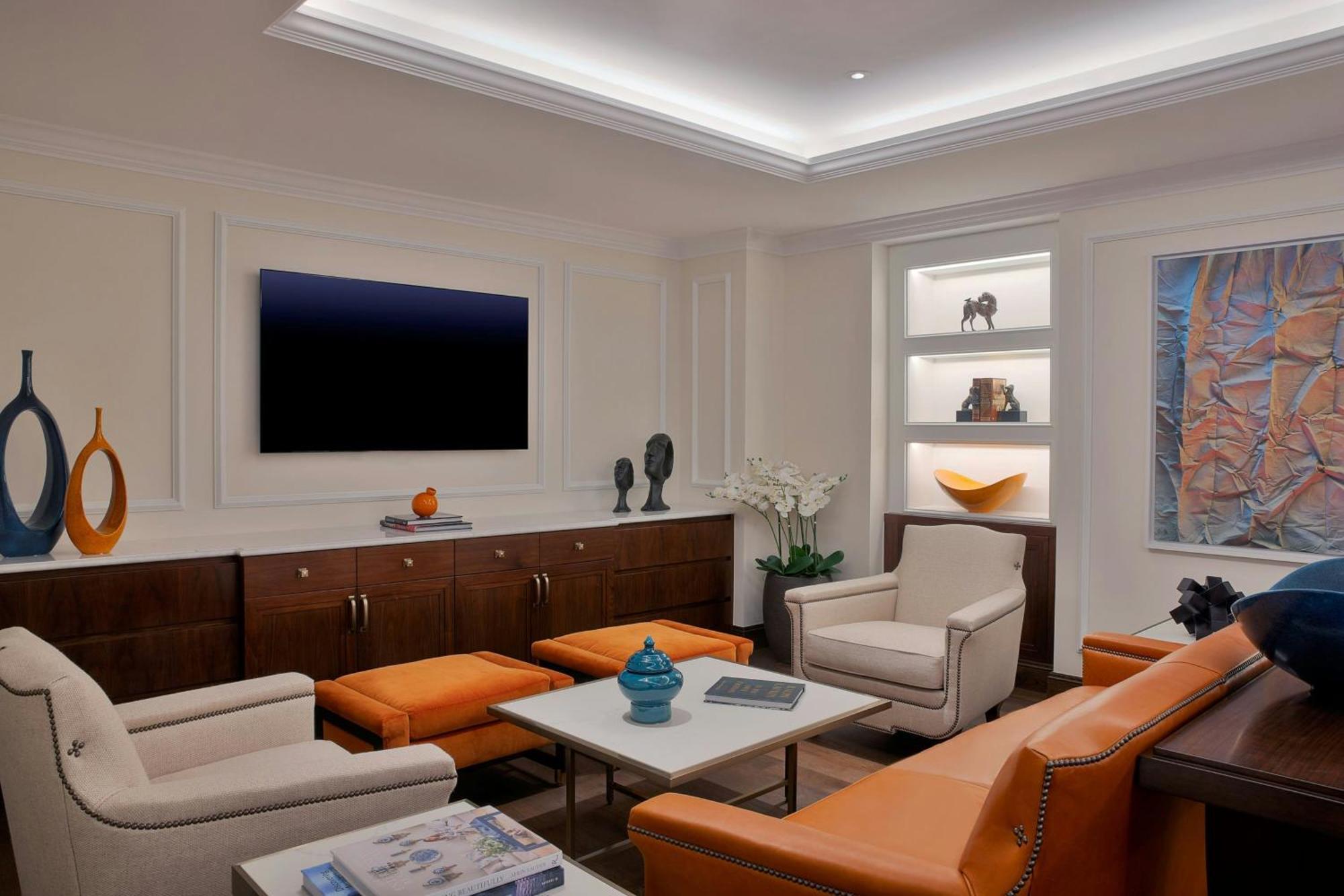 The Ritz-Carlton, Amman Hotel Luaran gambar A living room with indirect lighting