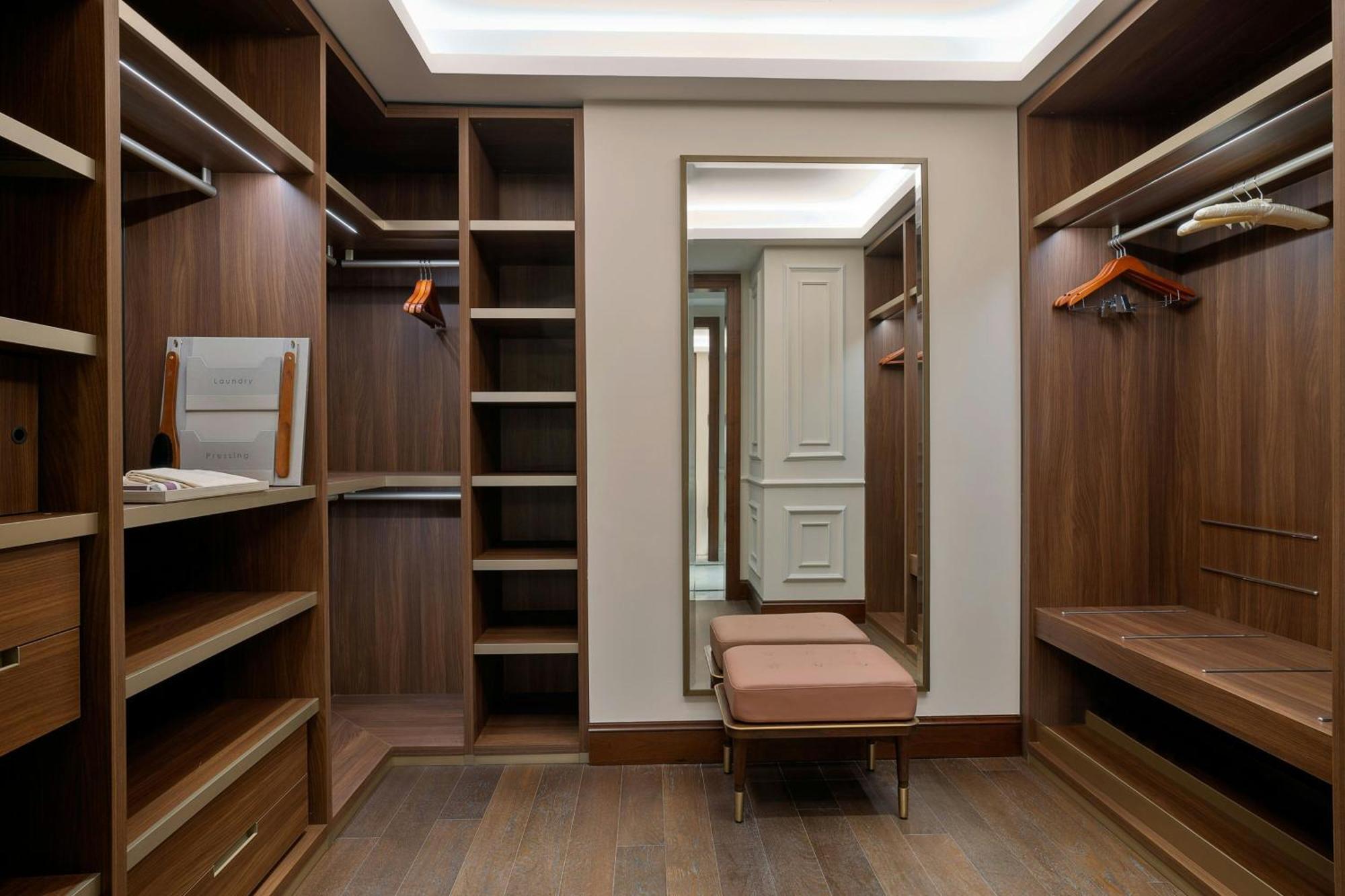The Ritz-Carlton, Amman Hotel Luaran gambar A walk-in closet