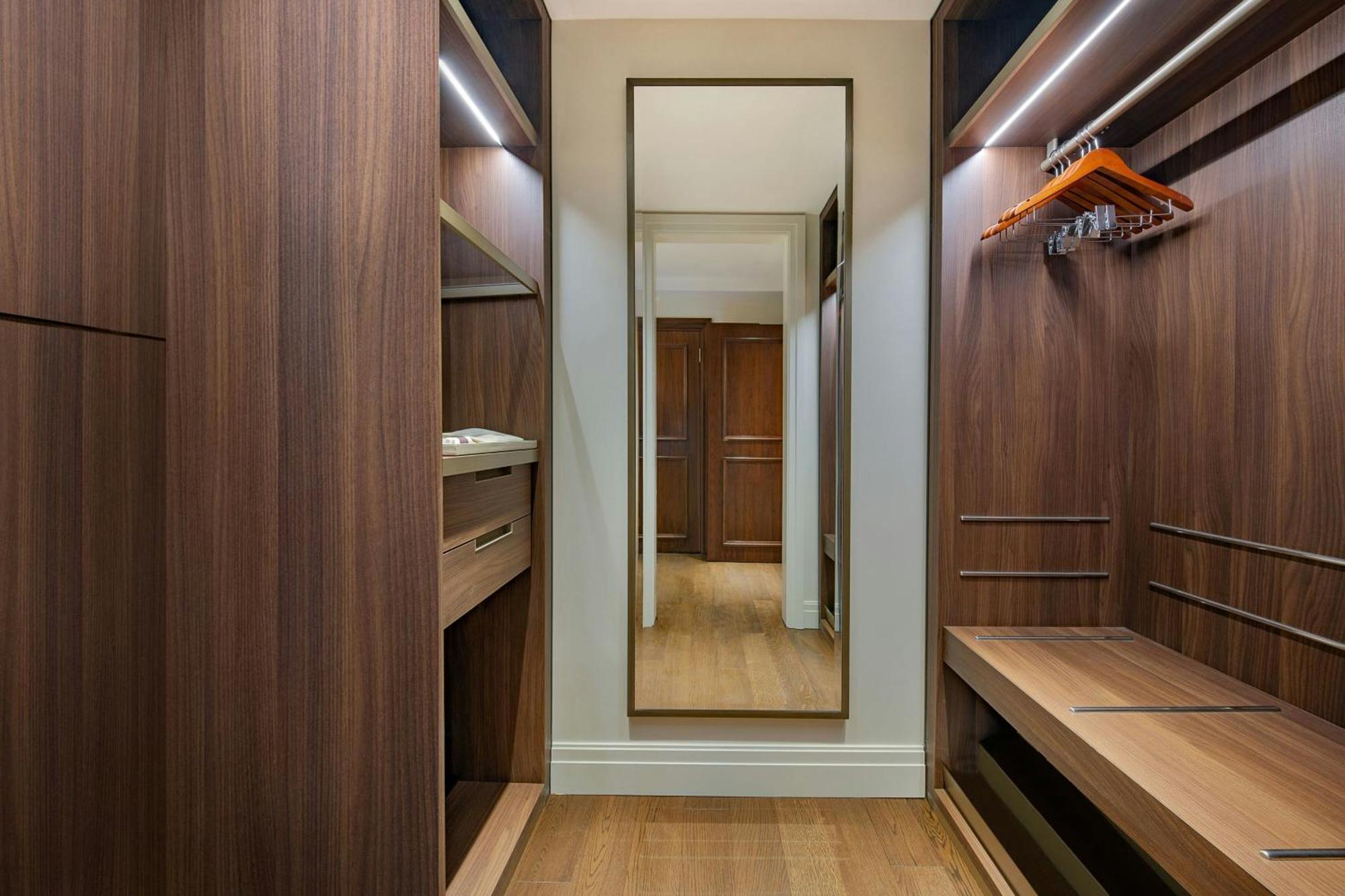 The Ritz-Carlton, Amman Hotel Luaran gambar A walk-in closet