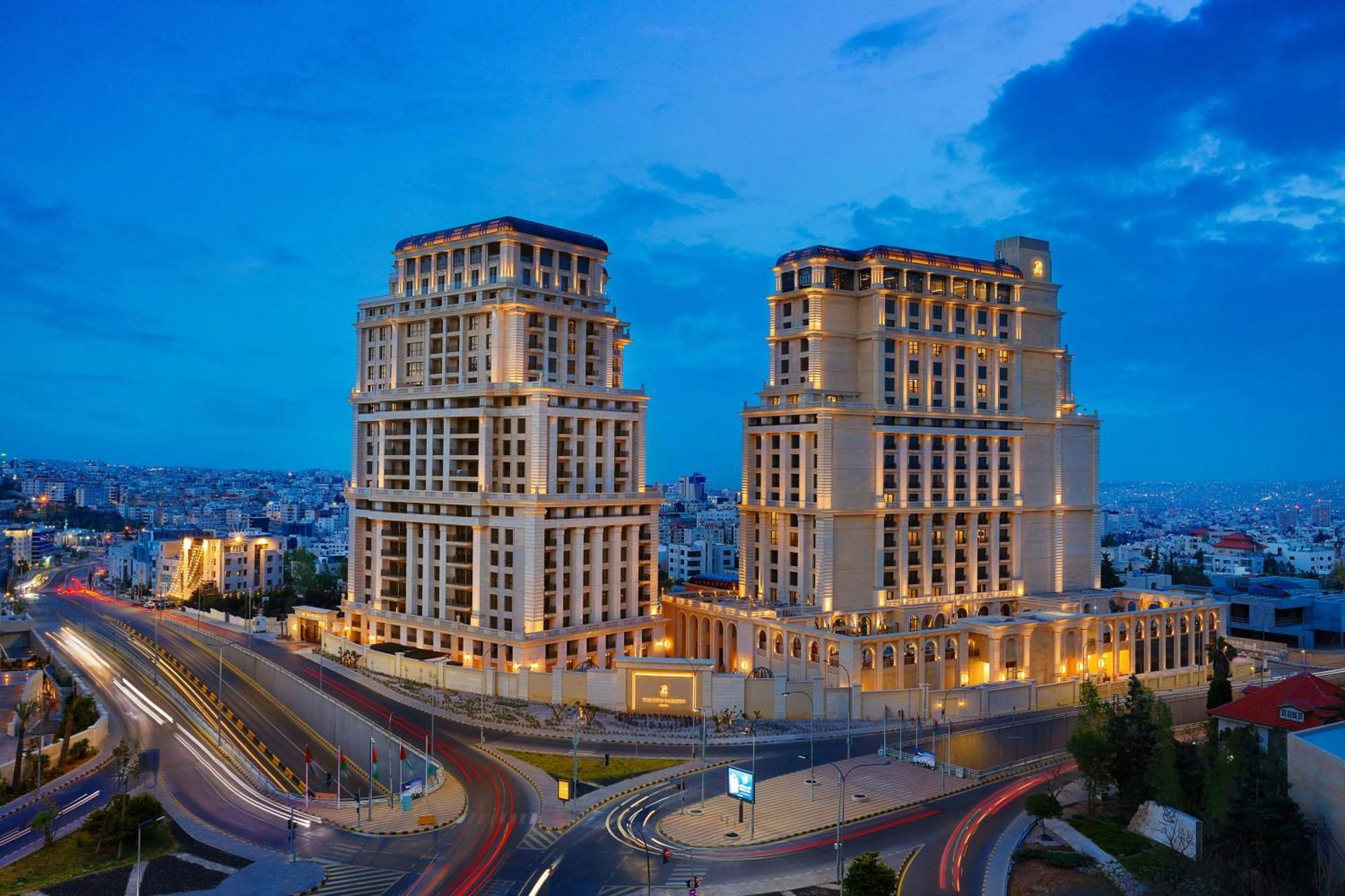 The Ritz-Carlton, Amman Hotel Luaran gambar The complex at night